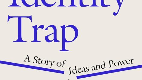 کتاب The Identity Trap: A Story of Ideas and Power in Our Time (تله هویت: داستانی از ایده‌ها و قدرت در زمانه ما) نوشته یاشا مونک، یکی از برجسته‌ترین روشنفکران عمومی، به بررسی عمیق ریشه‌ها، پیامدها و محدودیت‌های ایده‌هایی می‌پردازد که در دهه‌های اخیر، گفتمان عمومی، رسانه‌ها و حتی سیاست‌های دولتی را به شدت تحت تأثیر قرار داده‌اند.