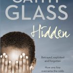 کتاب Hidden (پنهان) اثر پرفروش ساندی تایمز و نیویورک تایمز نوشته  Cathy Glass، پرستار کودک با بیش از ۳۰ سال تجربه، شما را به دنیای پنهان و پرفراز و نشیب "تایو" می‌برد؛ پسری با گذشته‌ای وحشتناک که رفتار خوب و ادبش، تنها پوششی برای رنج‌های عمیق اوست. اگر به دنبال کتابی هستید که لایه‌های پنهان جامعه را آشکار کند و بر شما تأثیر عمیقی بگذارد، این اثر خواندنی را از دست ندهید. 