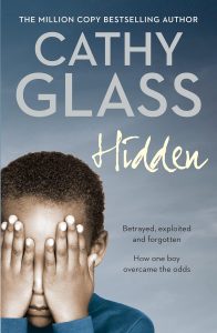 کتاب Hidden (پنهان) اثر پرفروش ساندی تایمز و نیویورک تایمز نوشته  Cathy Glass، پرستار کودک با بیش از ۳۰ سال تجربه، شما را به دنیای پنهان و پرفراز و نشیب "تایو" می‌برد؛ پسری با گذشته‌ای وحشتناک که رفتار خوب و ادبش، تنها پوششی برای رنج‌های عمیق اوست. اگر به دنبال کتابی هستید که لایه‌های پنهان جامعه را آشکار کند و بر شما تأثیر عمیقی بگذارد، این اثر خواندنی را از دست ندهید. 