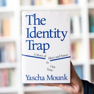 کتاب The Identity Trap: A Story of Ideas and Power in Our Time (تله هویت: داستانی از ایده‌ها و قدرت در زمانه ما) نوشته یاشا مونک، یکی از برجسته‌ترین روشنفکران عمومی، به بررسی عمیق ریشه‌ها، پیامدها و محدودیت‌های ایده‌هایی می‌پردازد که در دهه‌های اخیر، گفتمان عمومی، رسانه‌ها و حتی سیاست‌های دولتی را به شدت تحت تأثیر قرار داده‌اند.